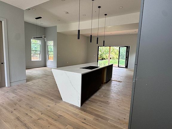 3rd image of 222 Buist Ave