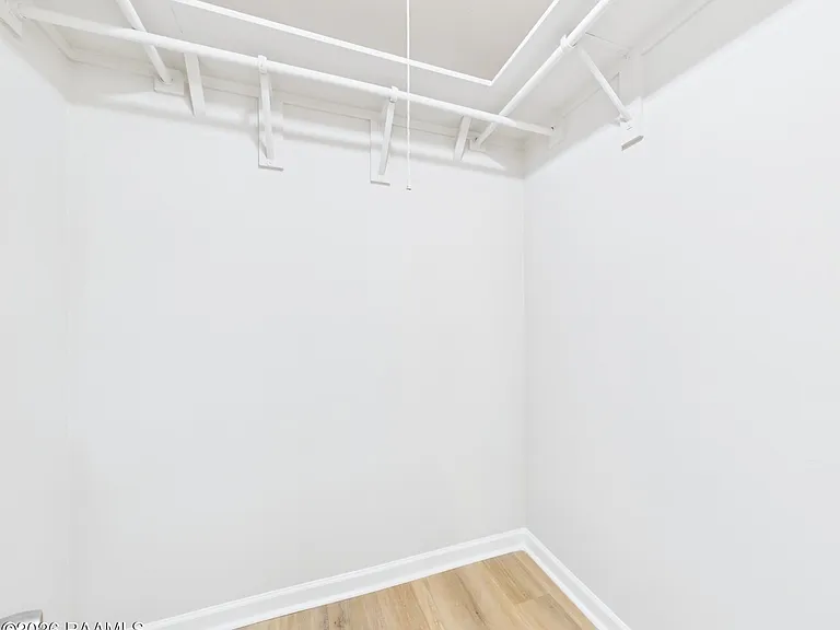 908 Saint Charles St — Photo 19