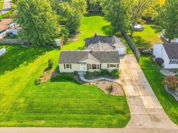28841 Grayfield Dr, Farmington Hills, MI 48336