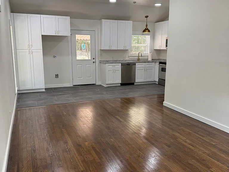 409 Sarah St — Photo 8