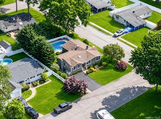 2 Pueblo Court, Sayville, NY 11782