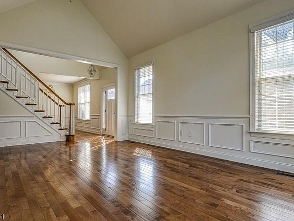 5th image of 19 Woodstone Cir