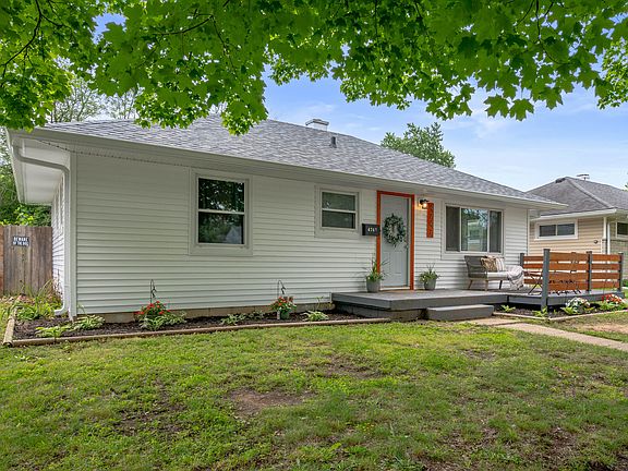 3rd image of 4747 Wellington Ave