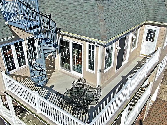 4th image of 28 Cattus St #1