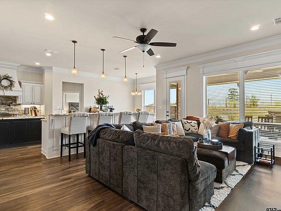 5th image of 208 New Braunfels Ln