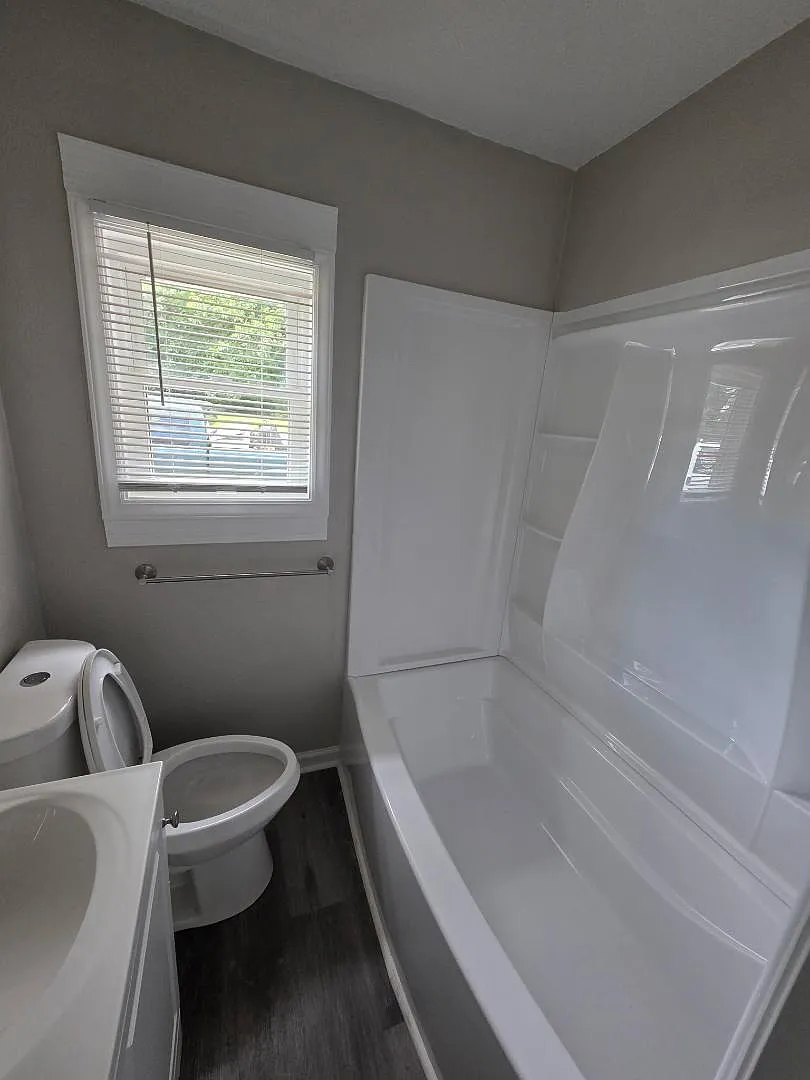 5460 Old Thomasville Rd — Photo 2
