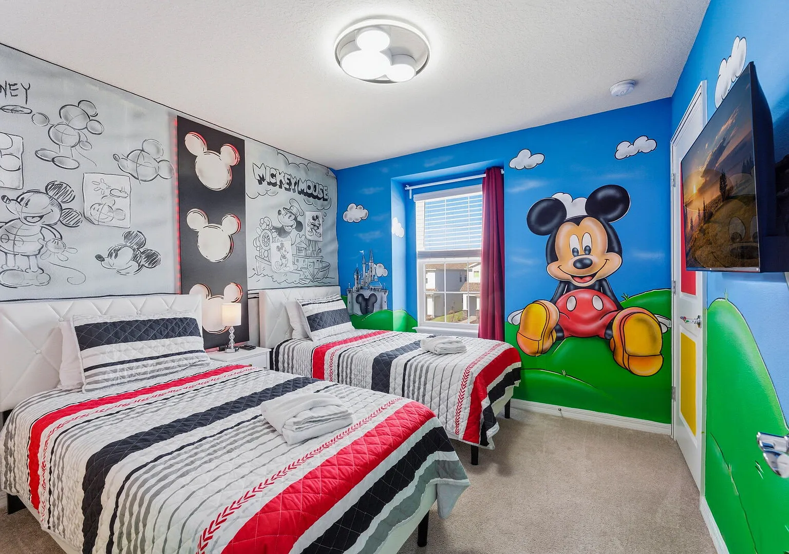Family Home with Pool, Mickey & Toy Story Rooms — Photo 2