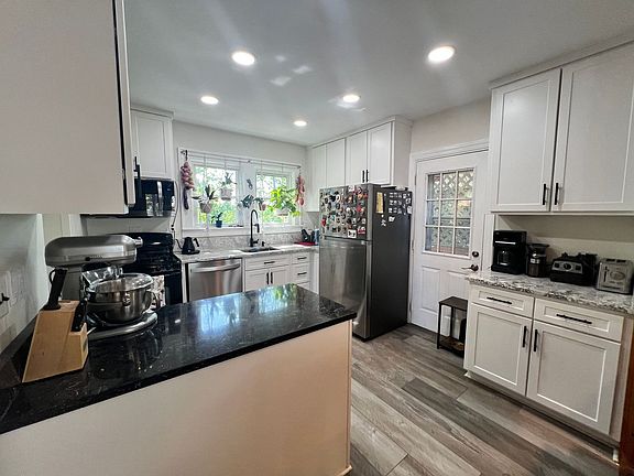 5th image of 22 Knoll Pl