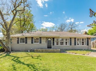 120 Palm Ln, Lake Jackson, TX 77566