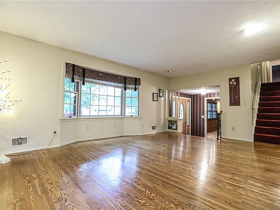 4th image of 3 Log Cabin Cir