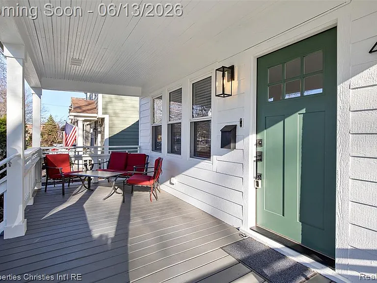 487 Smith Ave — Photo 2