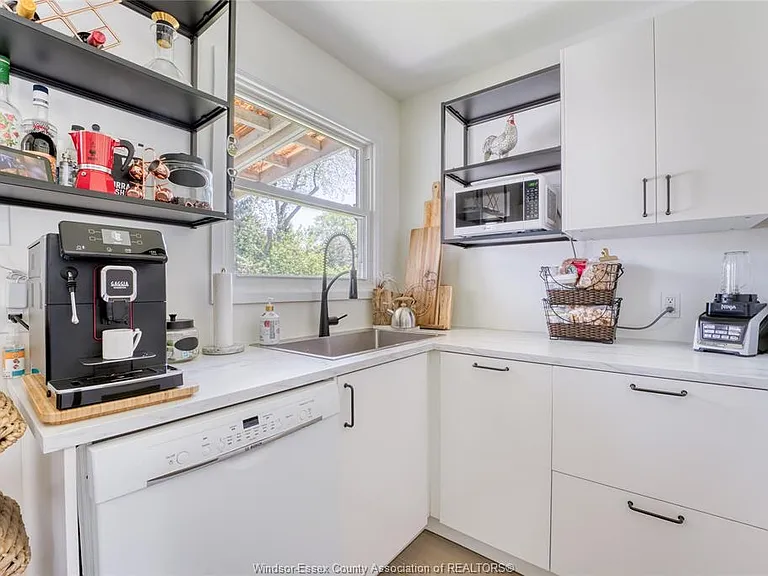 4062 Roseland Dr E — Photo 17