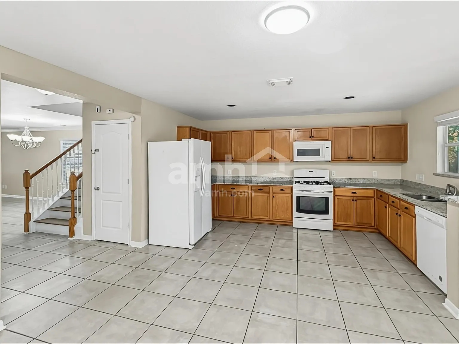 4 bed, 2.5 bath, 2800 sqft, $2,320 — Photo 4