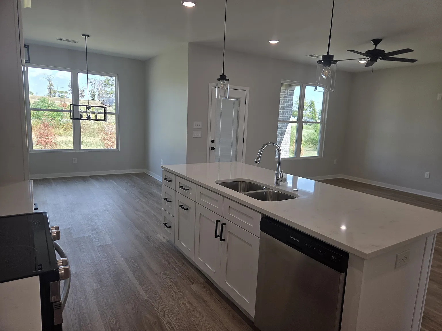 3 bed, 1558 sqft, $2,195 — Photo 3