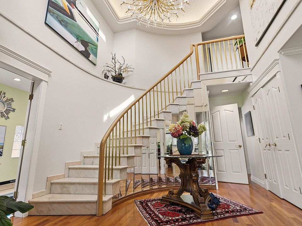 1st image of 2541 Marine Dr
