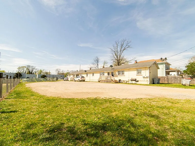 323 W Peach St — Photo 5