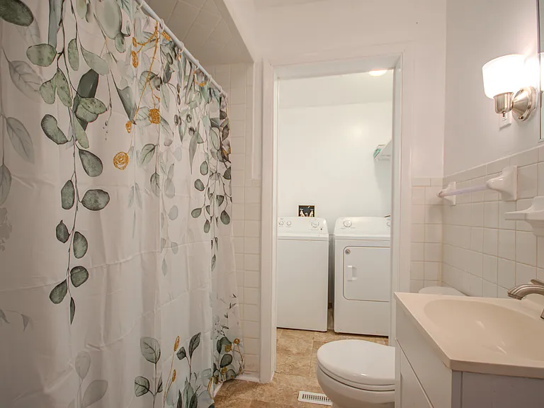 910 Roger St — Photo 10