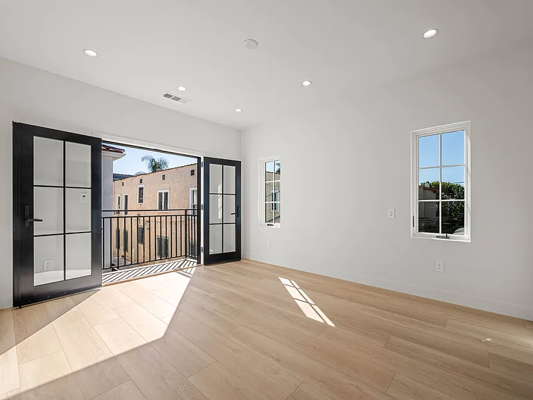 439 N Sierra Bonita — Photo 12
