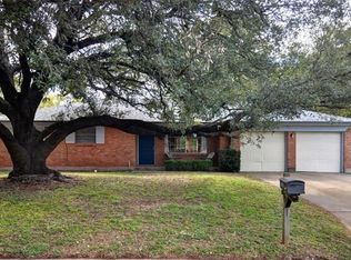 1111 Crestwood Dr, Cleburne, TX 76033