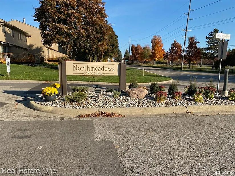 1st image of 4410 N Meadow Dr