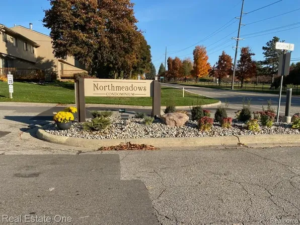 4410 N Meadow Dr, Waterford, MI 48329