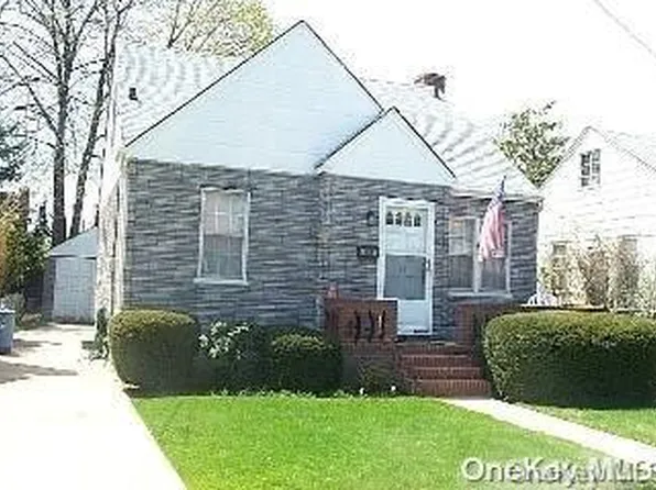 19 Stephen Avenue, New Hyde Park, NY 11040