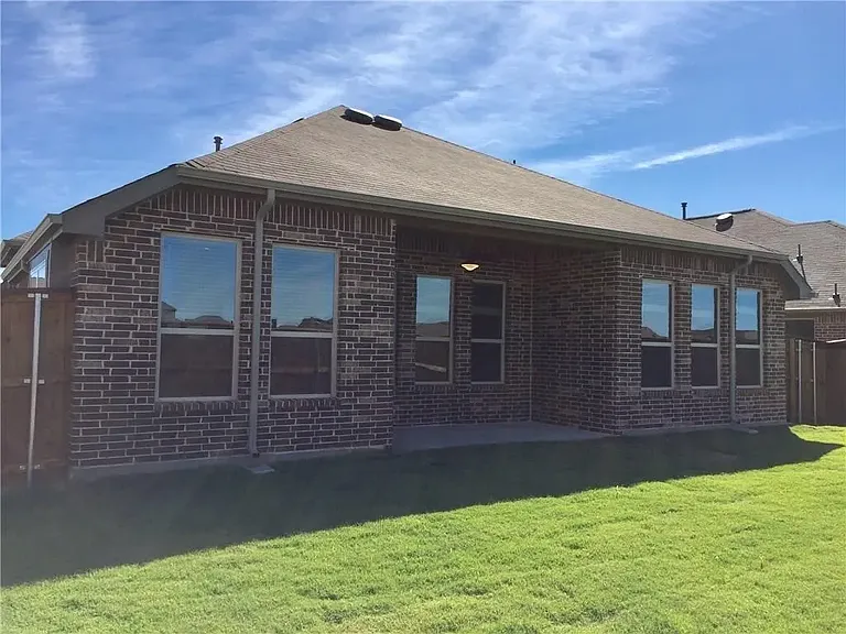 2121 Austin Ln — Photo 10