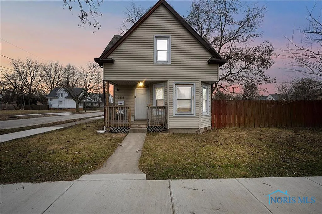 3254 Maple St photo 1
