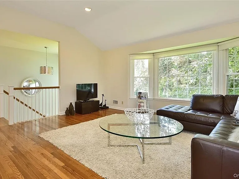 9 Franklin Ave — Photo 5