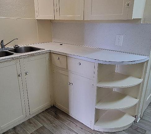 4th image of 2101 E Oak St