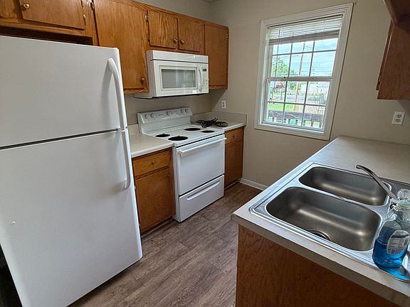 5th image of 113 Hill St APT B
