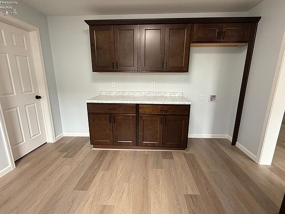 4th image of 33 E League St