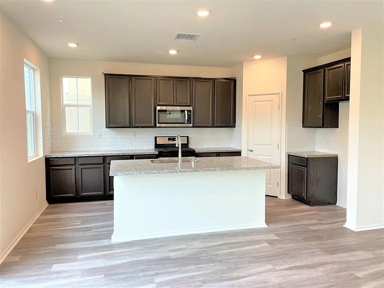 822 Brookdale Dr — Photo 5