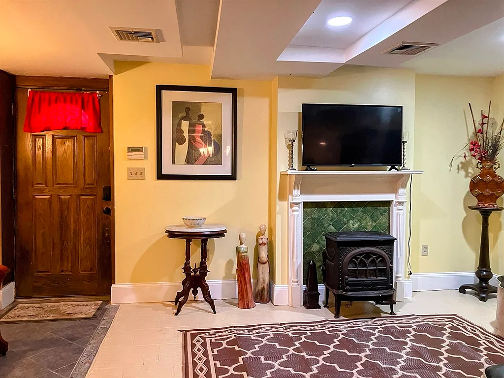 1 bed, 1.0 bath, 700 sqft, $2,300 — Photo 1