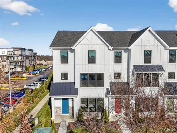 8979 Eager Rd, Saint Louis, MO 63144