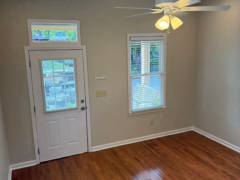 906 Blythe St — Photo 8