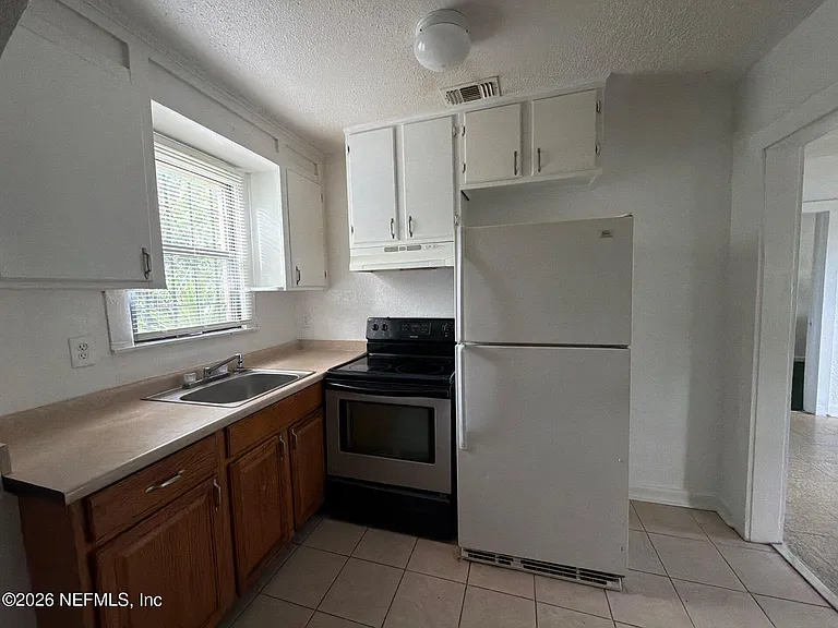1454 Winthrop St — Photo 9