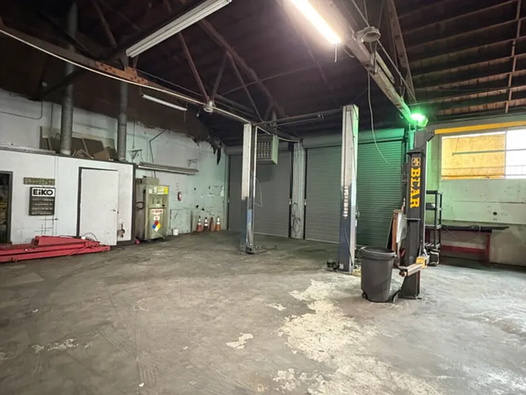 100 Railroad Ave — Photo 5