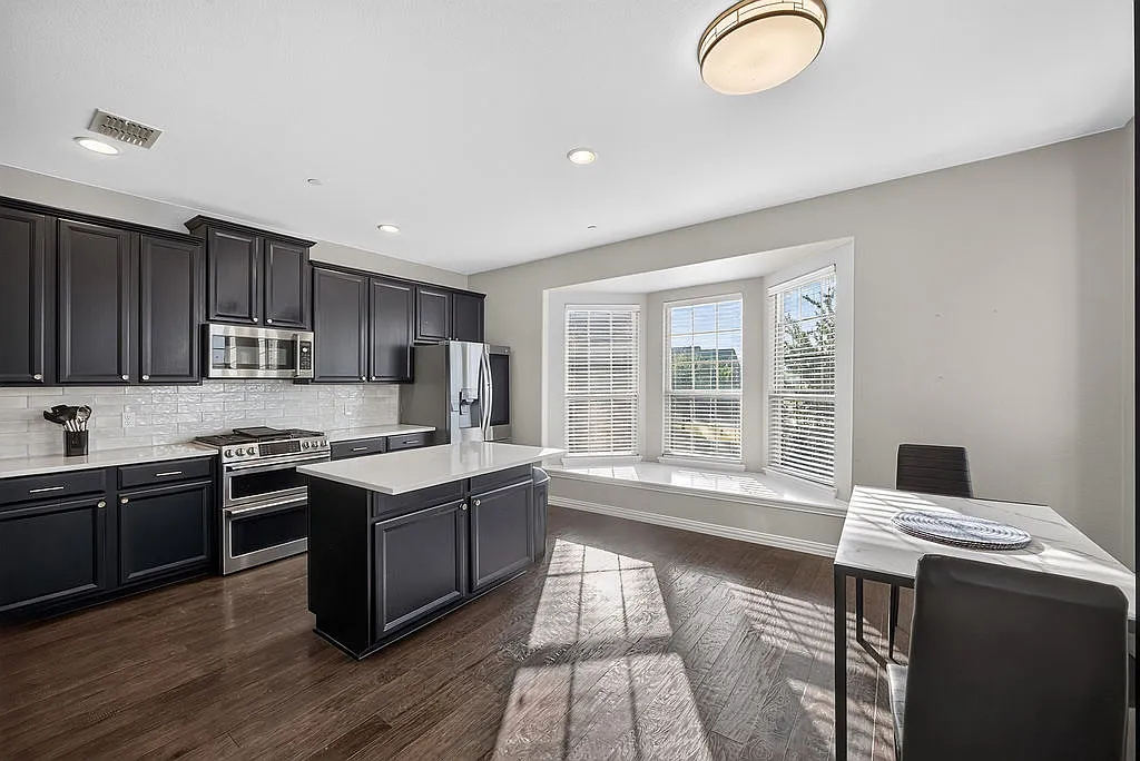 4 bed, 2273 sqft, $3,100 — Photo 4