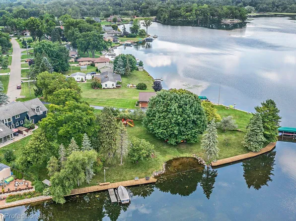 8705 Waumegah Rd, Clarkston, MI 48348