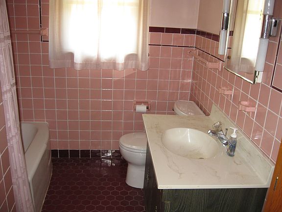 Full bath in great condition