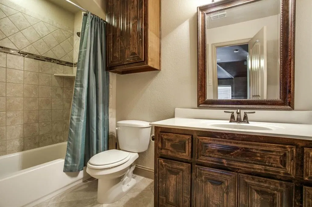 4 bed, 2378 sqft, $2,495 — Photo 2
