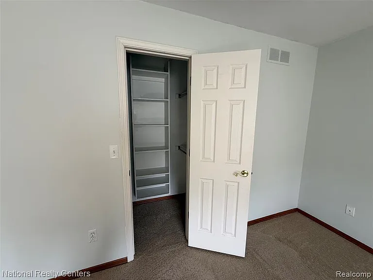 5164 Crowfoot Dr — Photo 24