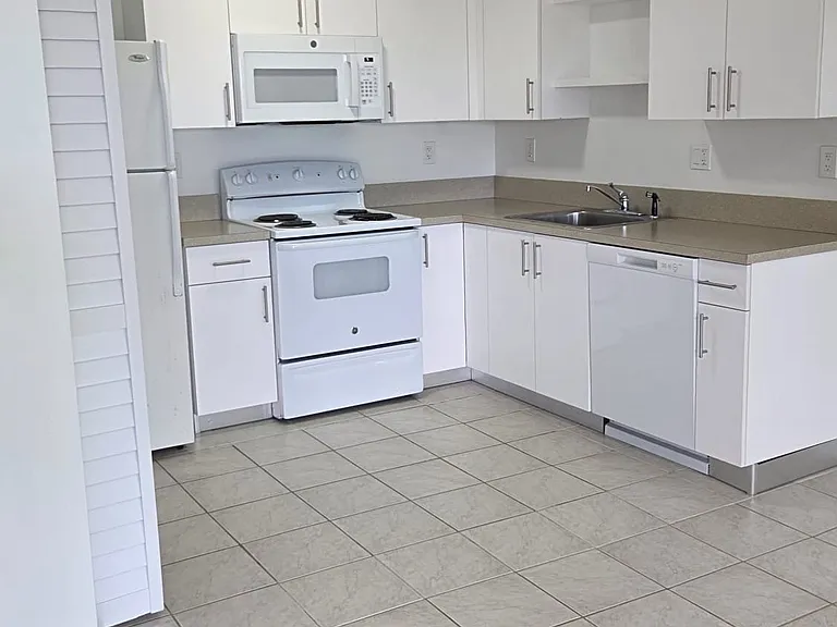 13260 SW 17th Ln #6 — Photo 3