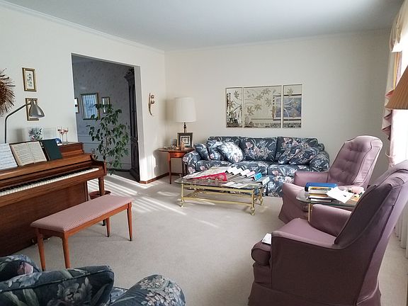 4th image of 944 Barclay Dr