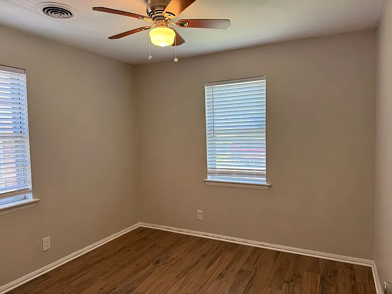 409 E Lilly Ln — Photo 6
