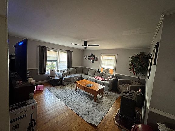 5th image of 605 E Saint John St