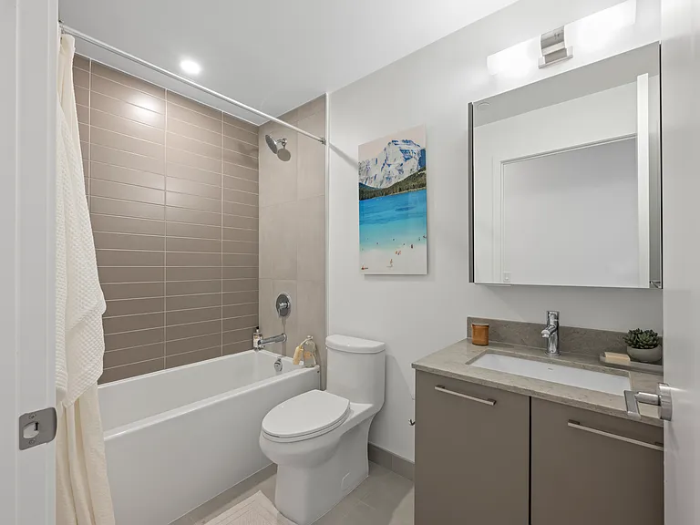 101 Roehampton Ave — Photo 112