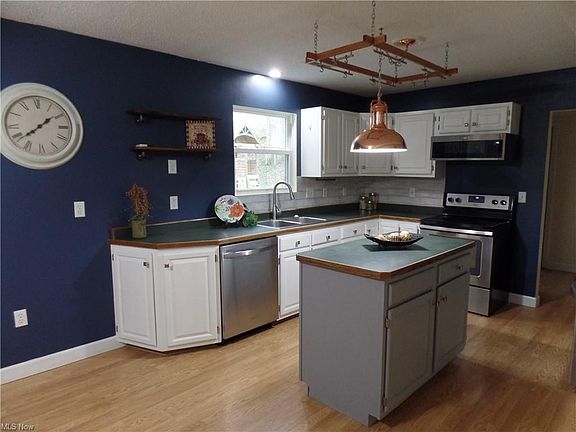 4th image of 617 McKenna Dr