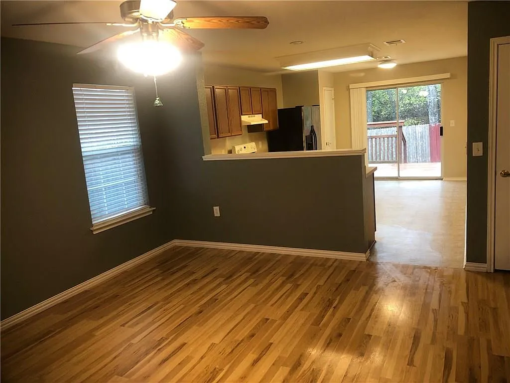 3 bed, 2.0 bath, 1319 sqft, $1,700 — Photo 2